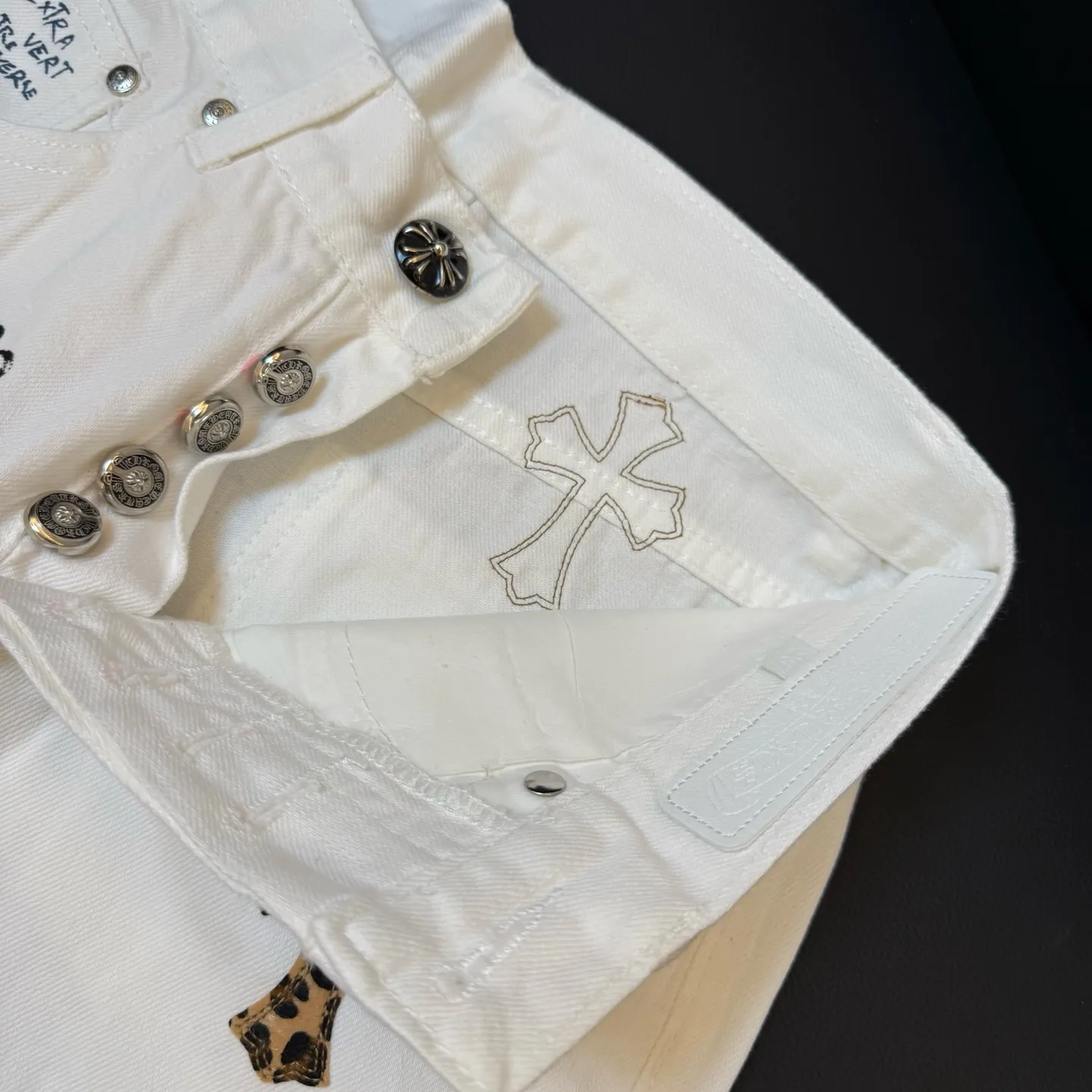 P260 model number: D336 Chrome Hearts Chrome Hearts straight casual white graffiti leopard print leather jeans SIZE #28-34 Full of graffiti breaks the monotony of white pants. It is like wearing a painting on your body.